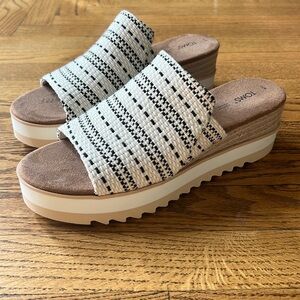 Ladies Sandals Size 10 Toms